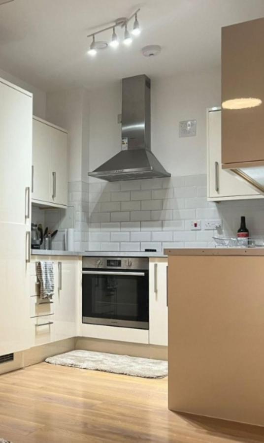Апартаменты Modern And Stylish 1Bed Flat Баркинг Экстерьер фото