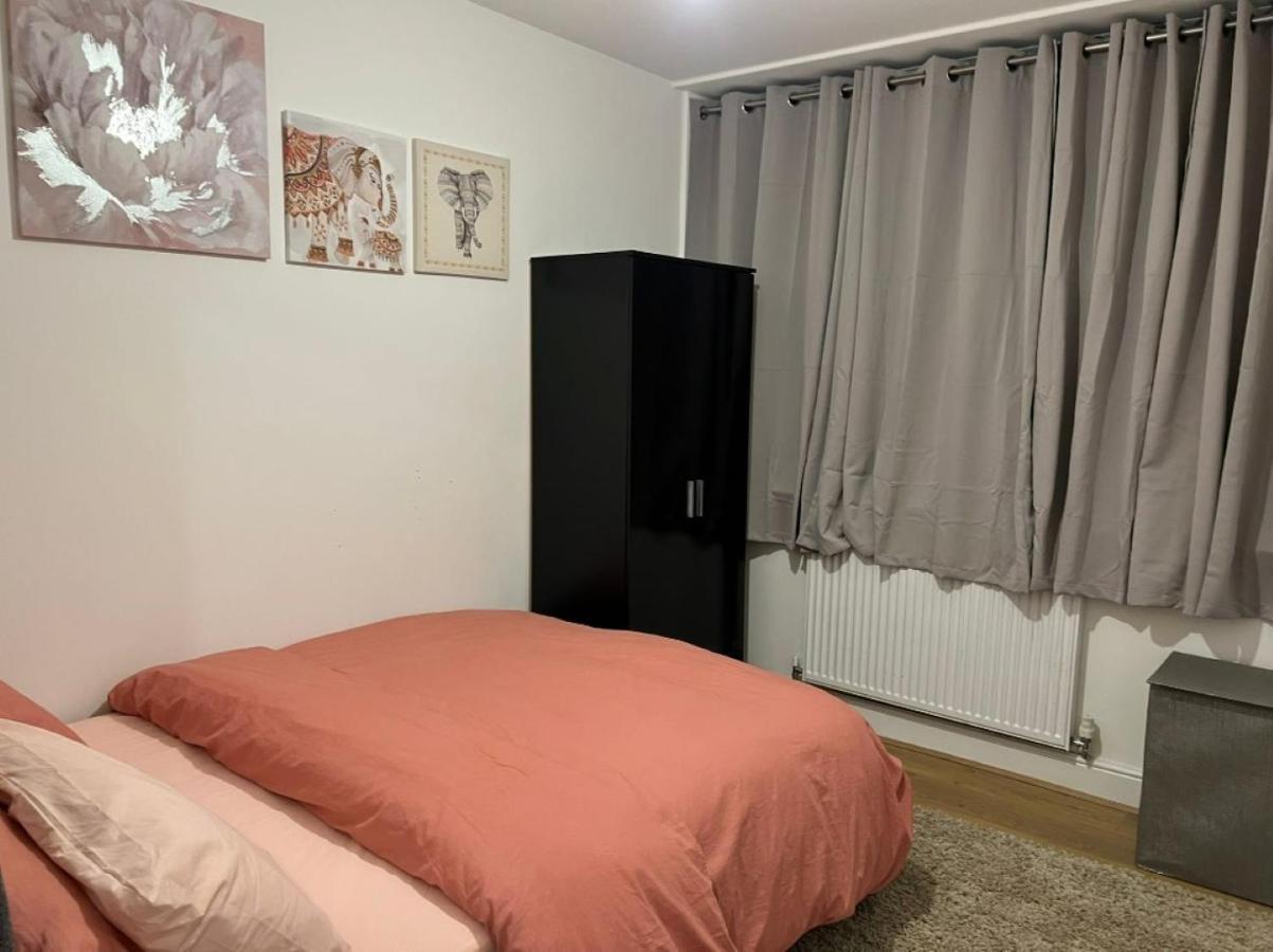 Апартаменты Modern And Stylish 1Bed Flat Баркинг Экстерьер фото